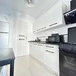 Urban Retreat With Balcony At Exigent Plaza - 06 アパート *