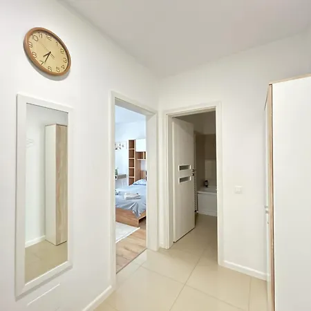 Urban Retreat With Balcony At Exigent Plaza - 06 아파트
