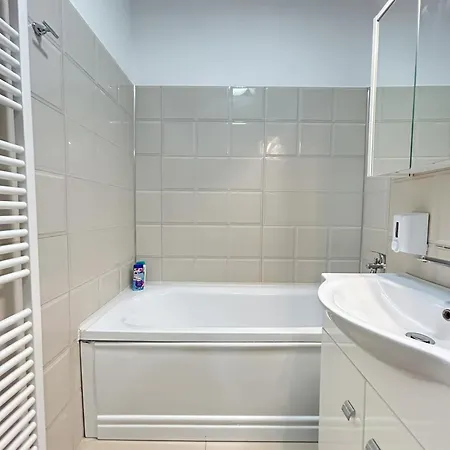 Apartment Urban Retreat With Balcony At Exigent Plaza - 06 *