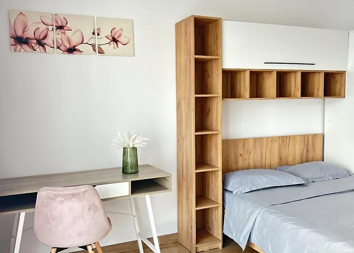 Urban Retreat With Balcony At Exigent Plaza - 06 Διαμέρισμα *