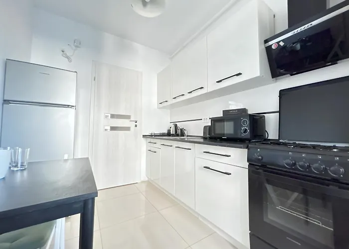 Urban Retreat With Balcony At Exigent Plaza - 06 Διαμέρισμα *