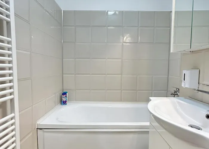 Apartment Urban Retreat With Balcony At Exigent Plaza - 06 *