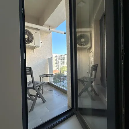 Urban Retreat With Balcony At Exigent Plaza - 06 *