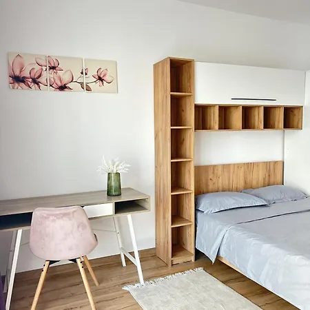 Urban Retreat With Balcony At Exigent Plaza - 06 Апартаменты *